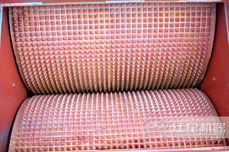 對(duì)輥破碎機(jī)輥皮耐用，幾乎沒有易損件