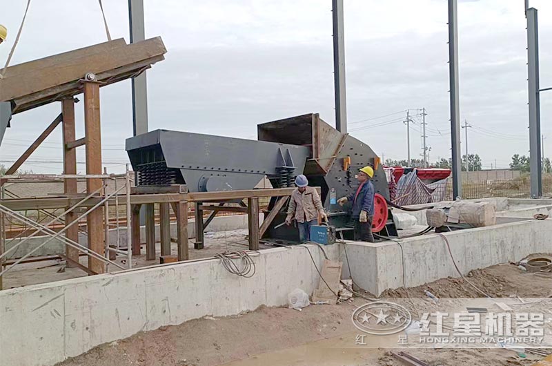 紅星錘式破碎機(jī)安裝現(xiàn)場 紅星錘式破碎機(jī)安裝現(xiàn)場