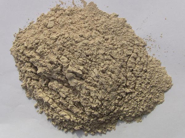 礬土性質 礬土主要成分是氧化鋁，為煉鋁和耐火材料的主要原料。白色或灰白色，因含鐵而呈褐黃或淺紅色。密度3.45g/cm3，硬度1～3，不透明，質脆。極難熔化，不溶于水，能溶于硫酸、氫氧化鈉溶液。 地區(qū)分布 中國鋁土礦資源比較豐富，在全國18個省、自治區(qū)、直轄市已查明鋁土礦產地205處，其中大型產地72處（不包括臺灣），主要分布在山西、山東、河北、河南、貴州、四川、廣西、遼寧、湖南等地。 投資前景 1.可用于煉鋁工業(yè)。用于國防、航空、汽車、電器、化工、日常生活用品等。 2.可用于精密鑄造。礬土熟料加工成細粉做成鑄模后精鑄。用于軍工、航天、通訊、儀表、機械及醫(yī)療器械部門。 3.可用于耐火制品。高鋁礬土熟料耐火度高達1780℃，化學穩(wěn)定性強、物理性能良好。 4.硅酸鋁耐火纖維。用于鋼鐵、有色冶金、電子、石油、化工、宇航、原子能、國防等多種工業(yè)，消防人員可用耐火纖維布做成衣服。 5.制造礬土水泥、研磨材料、陶瓷工業(yè)以及化學工業(yè)可制鋁的各種化合物。 鋁礬土磨粉制備 鋁礬土粉是選用煅燒過的熟鋁礬土礦石用雷蒙磨加工制成的細粉，粒度通常為100目-325目，在耐火材料行業(yè)得到了廣泛的應用。通常加工的流程為先經顎式破碎機進行破碎，然后篩分進入鋁礬土雷蒙磨或鋁礬土超細磨粉機中，進行鋁礬土粉制備，使其應用更加廣泛。